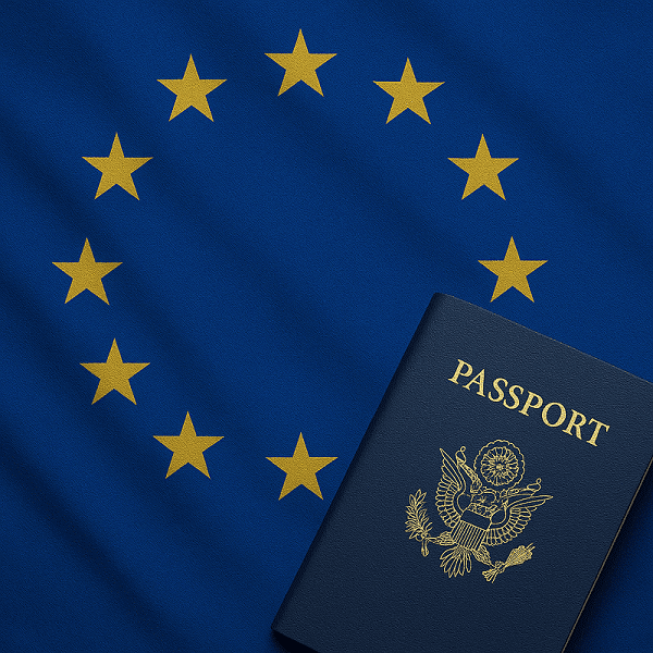 דרכון לצד דגל האיחוד האירופי עם כוכבים מוזהבים על רקע כחול